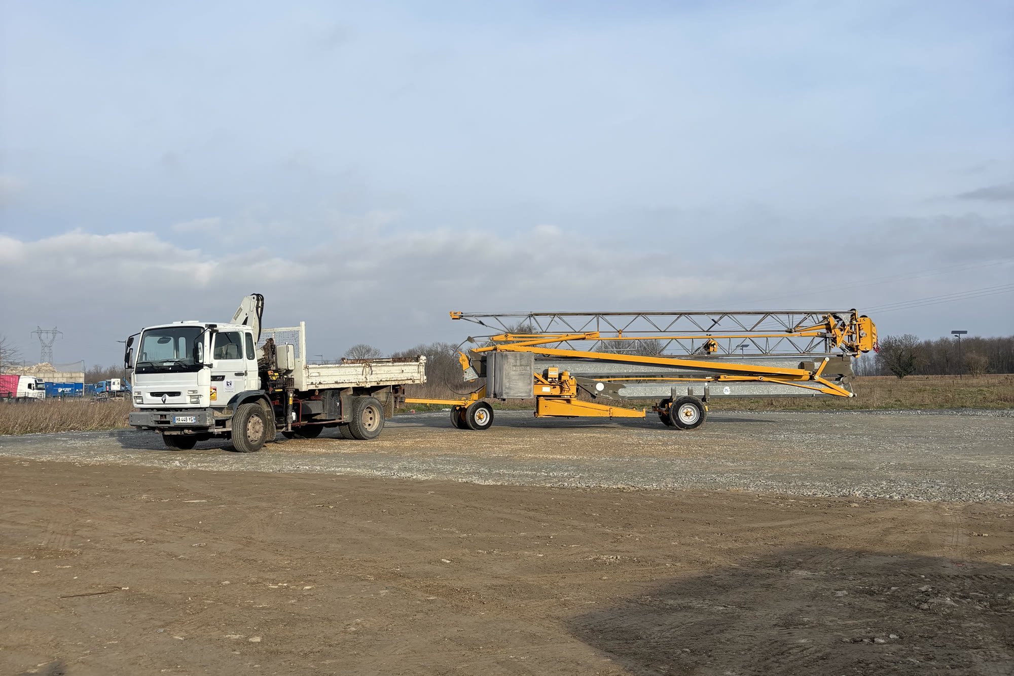 Terrain avant construction avec matériel de chantier — avant travaux