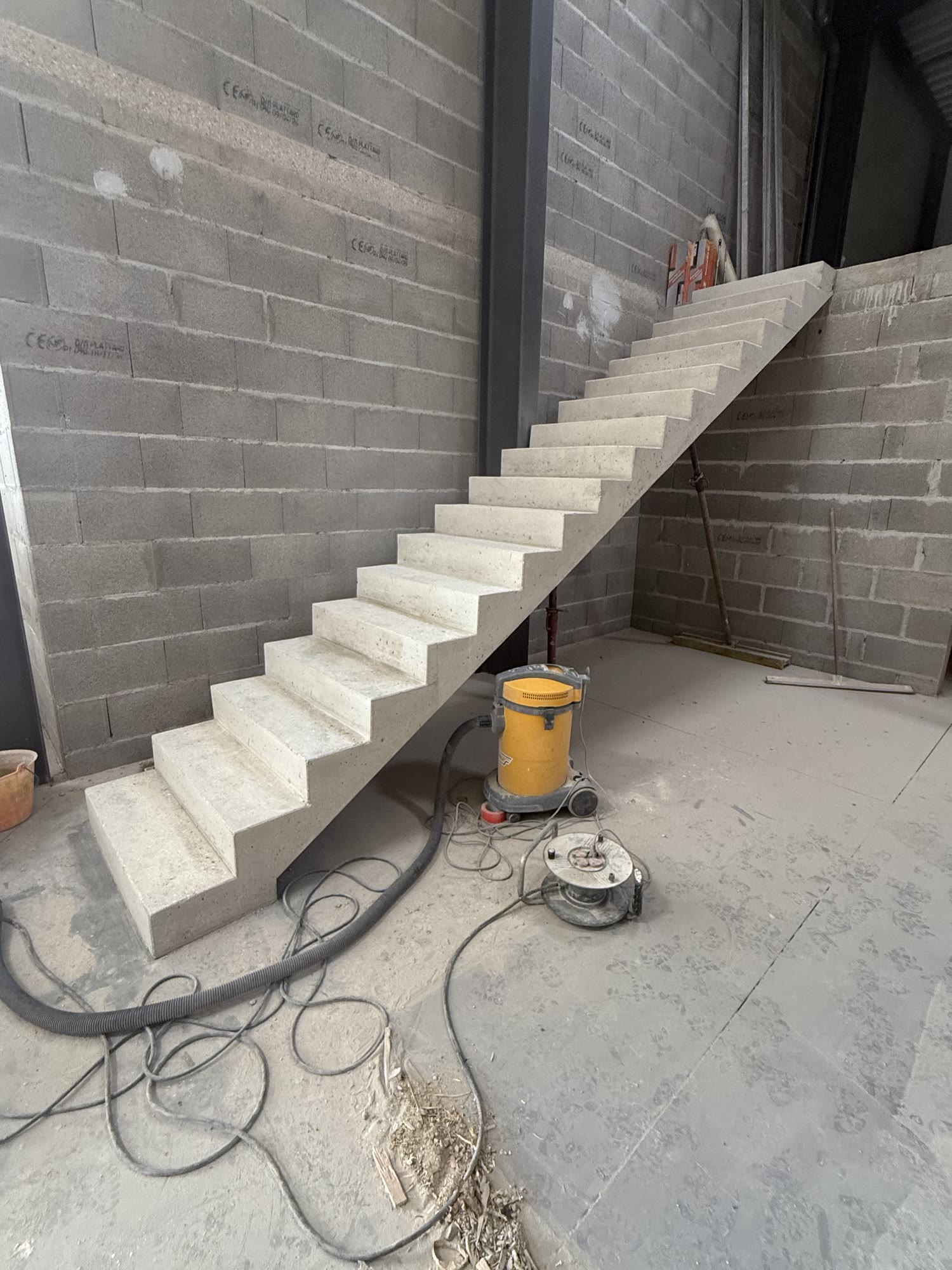 Escalier en béton coulé en place, à volée droite, desservant l'étage — après travaux