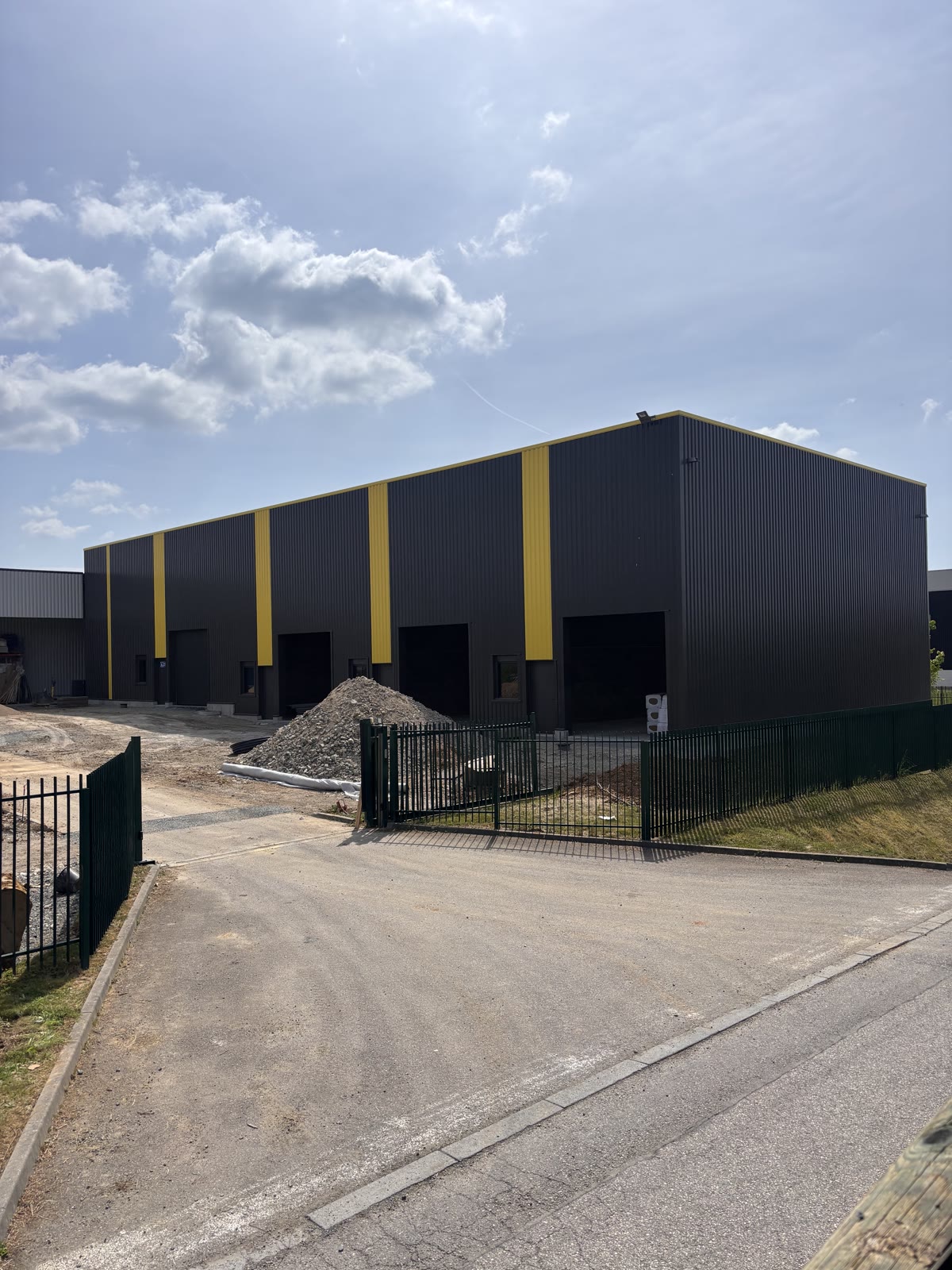 Bâtiment d'activité achevé, vue d'ensemble