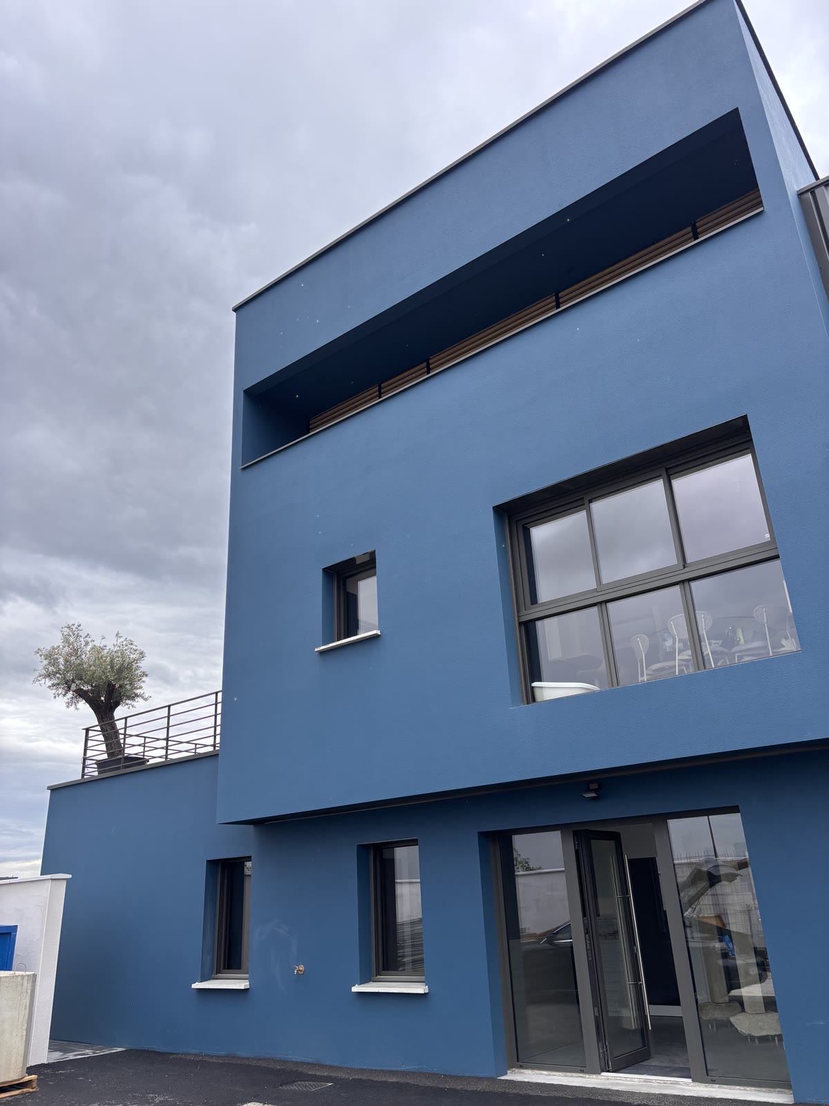 Façade des bureaux et terrasse en toiture