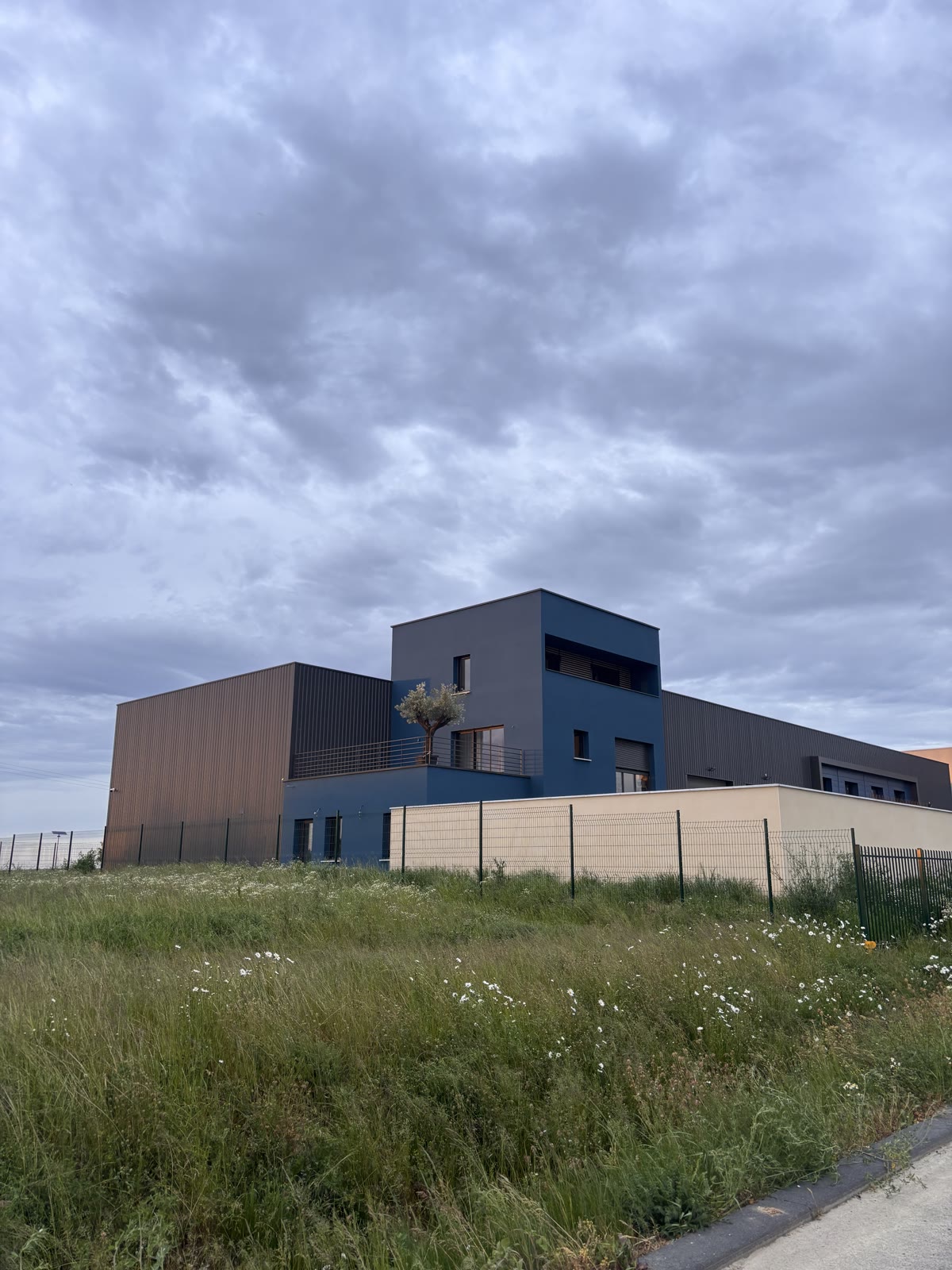 Le bâtiment achevé dans son environnement