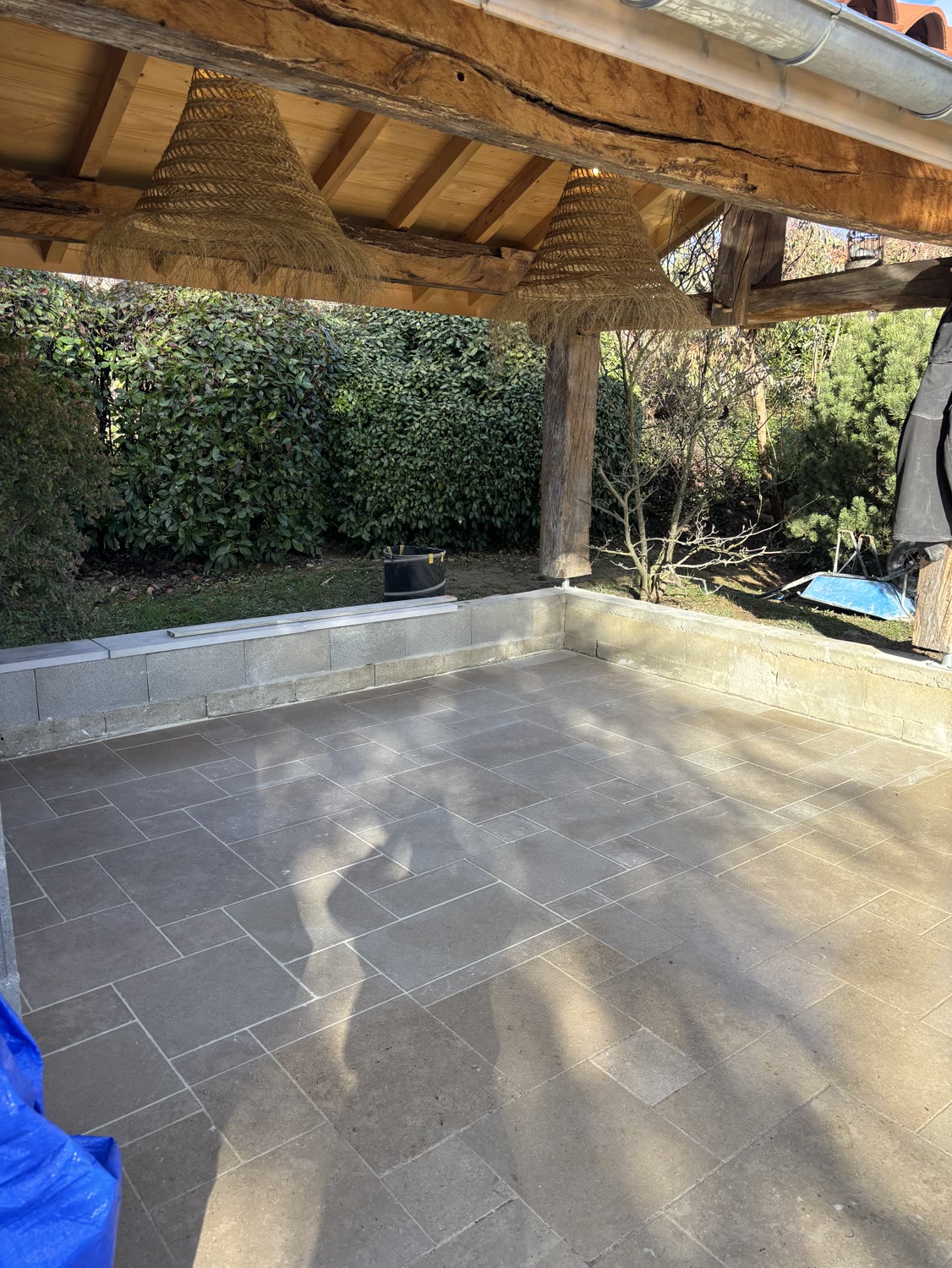 Terrasse carrelée sous pergola