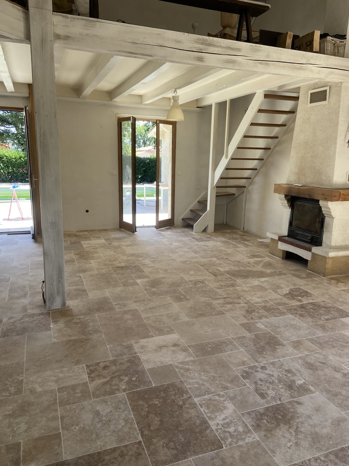 Carrelage travertin et escalier rénové