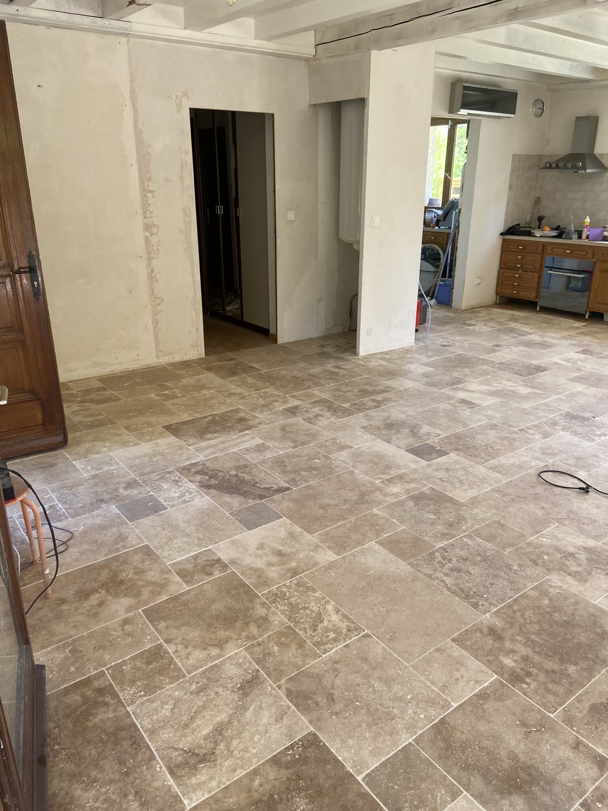 Carrelage travertin ouvert sur la cuisine