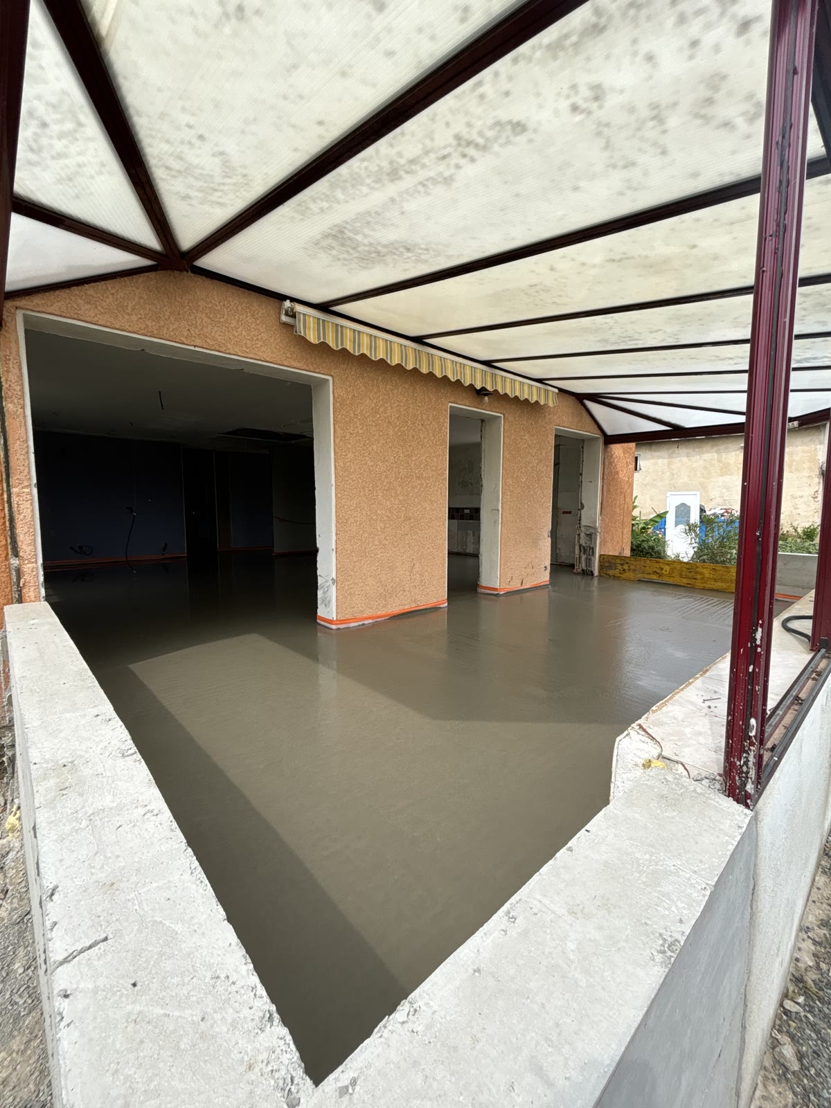 Chape béton lissée sous la véranda