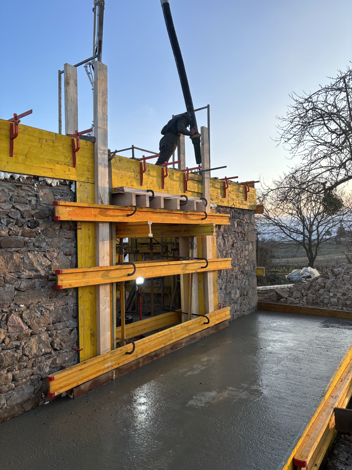Coulage de béton dans le coffrage sur un chantier de gros œuvre Romano Construction (Ain)