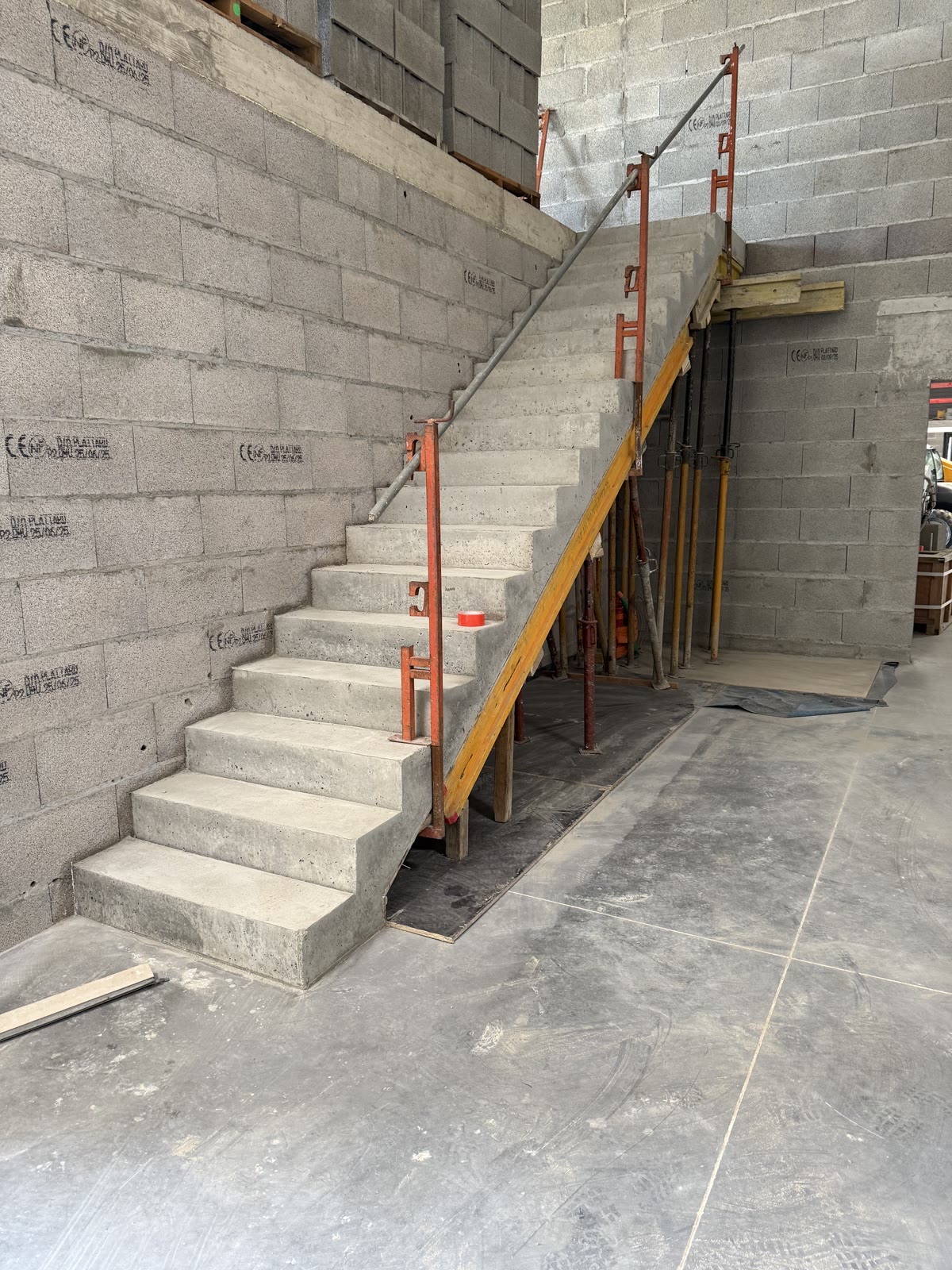Escalier droit en béton, étaiement en cours