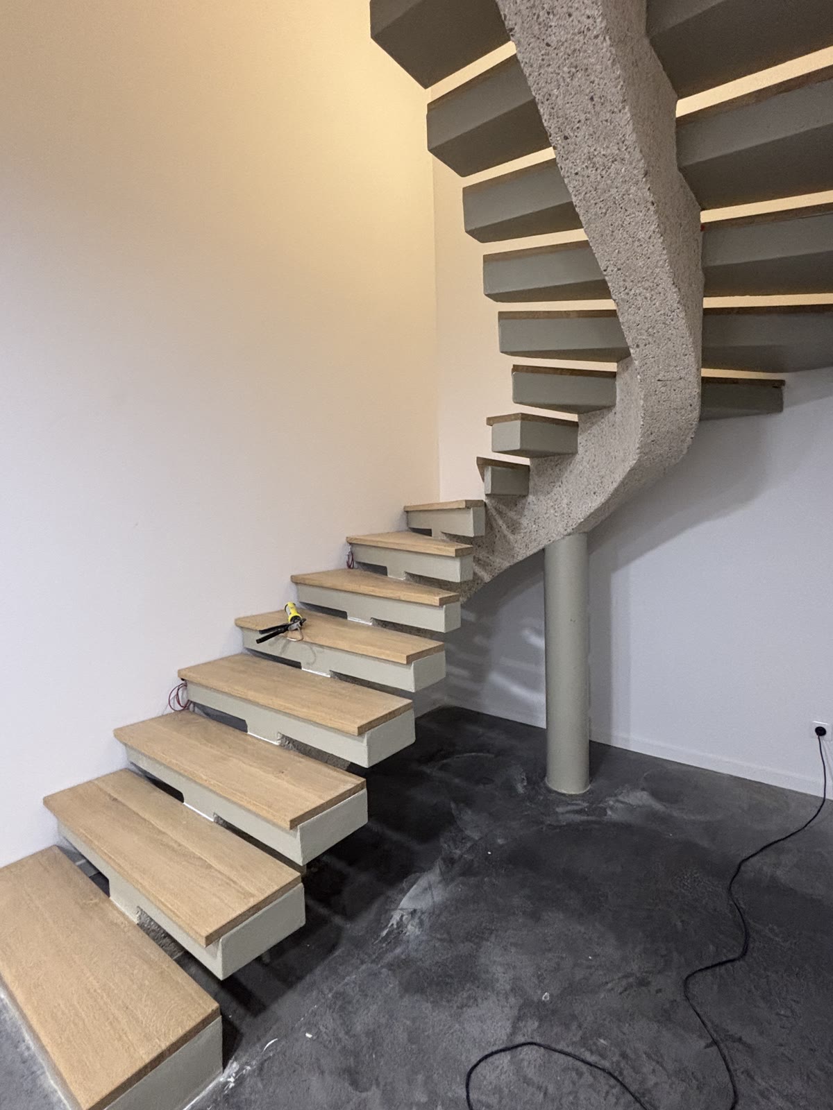 Escalier hélicoïdal fini, marches en console