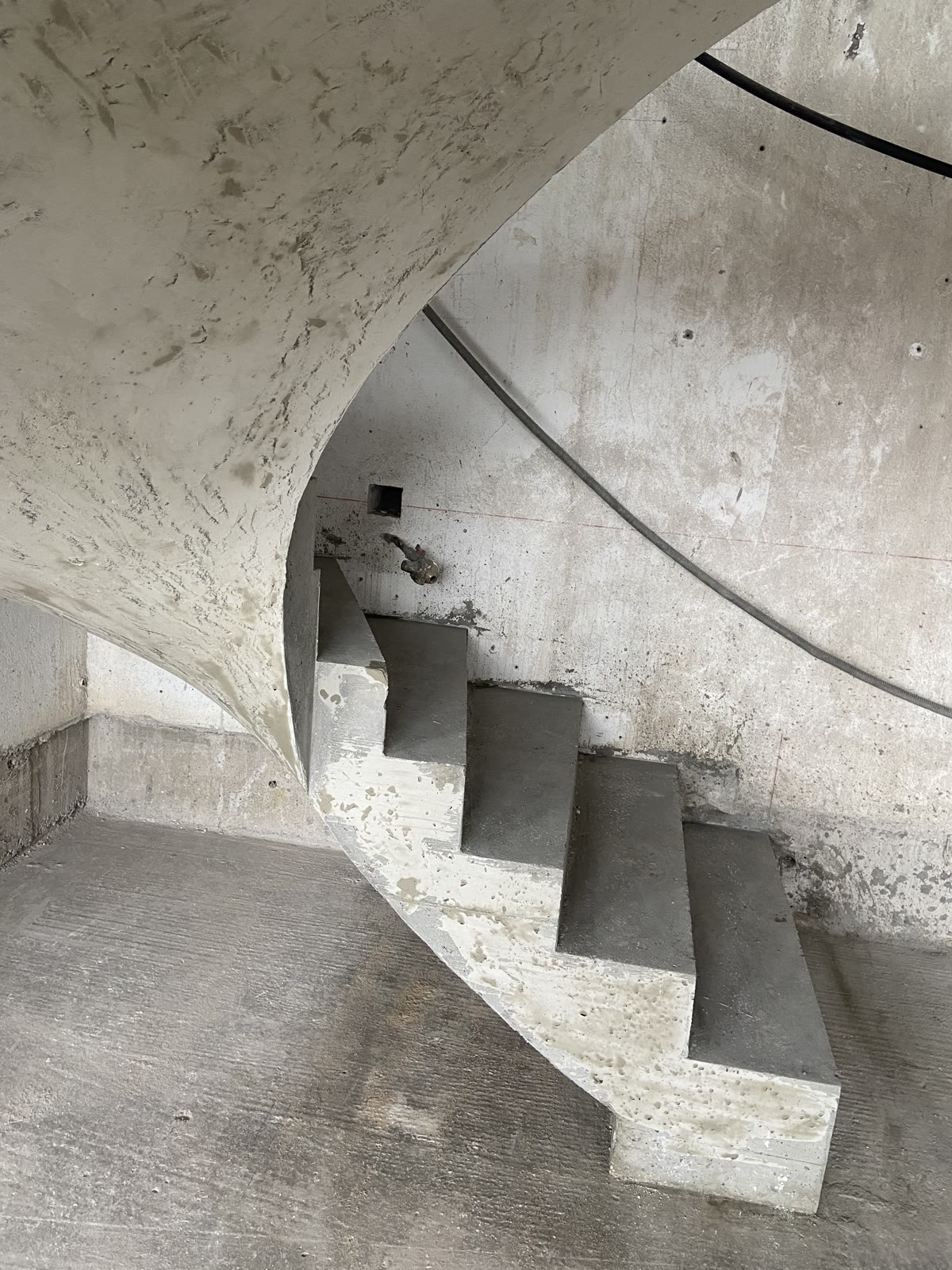 Escalier hélicoïdal en béton coulé en place, limon sculptural