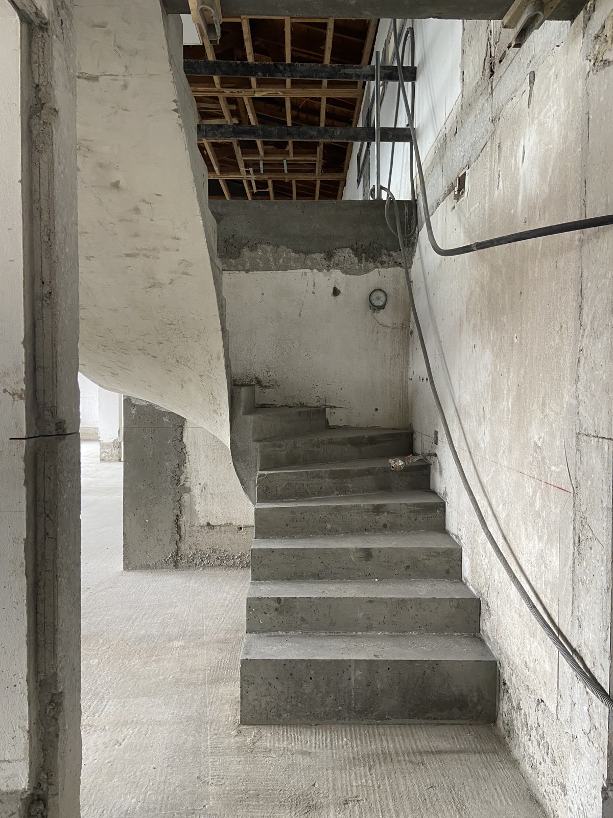 Escalier hélicoïdal en béton, vue de dessous