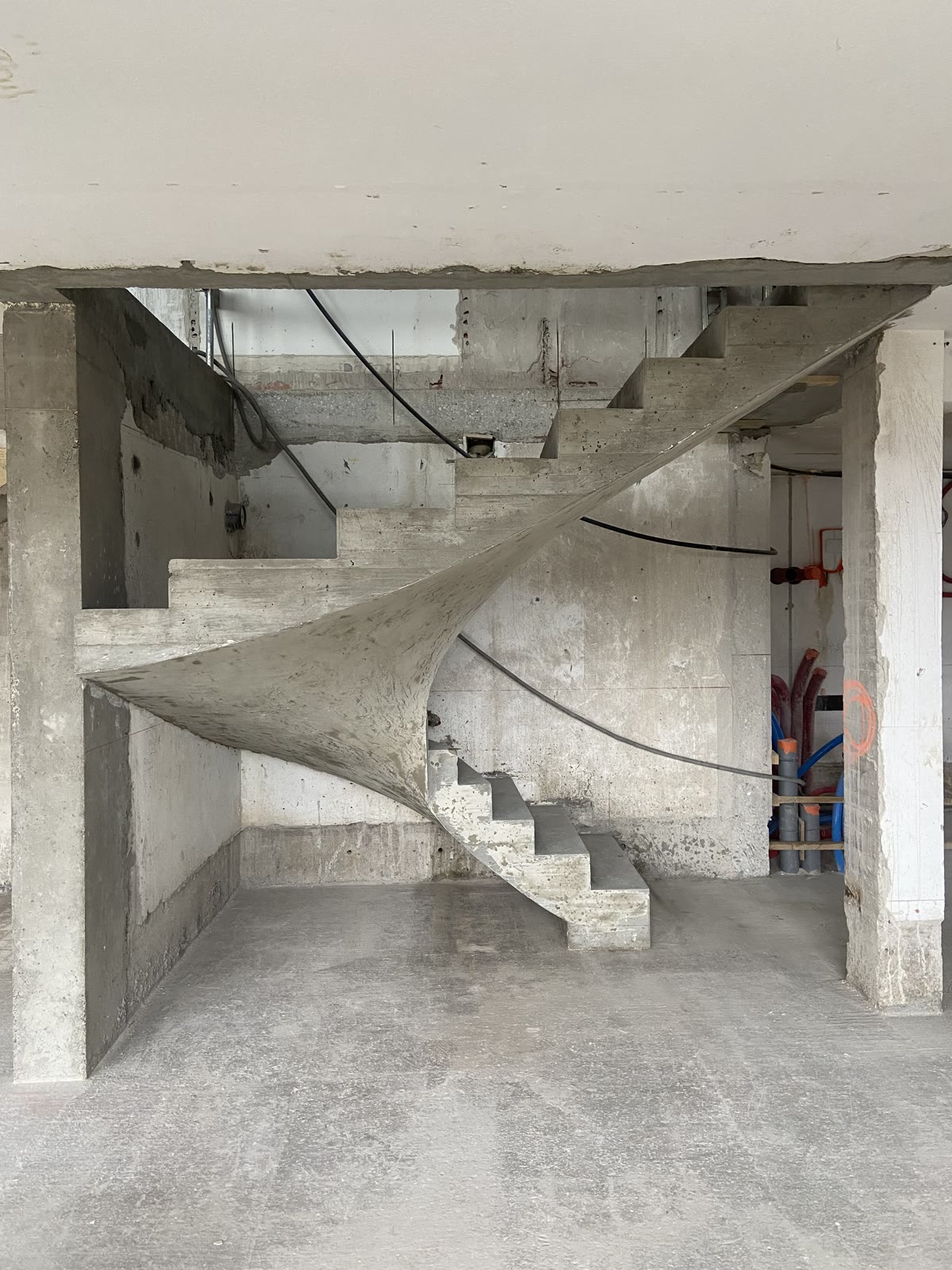 Escalier hélicoïdal en béton, vue d'ensemble du limon