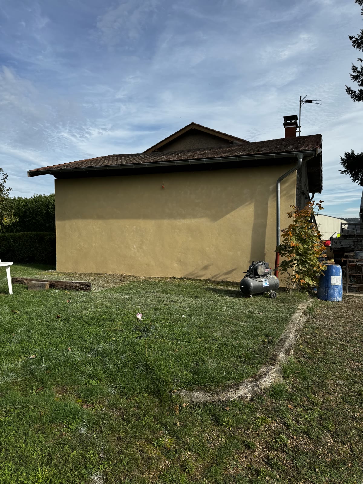 La façade rénovée et son jardin