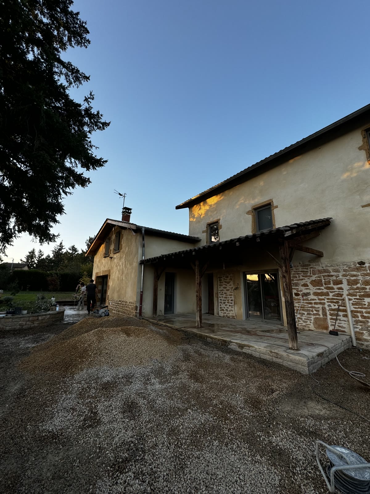 La maison rénovée au crépuscule