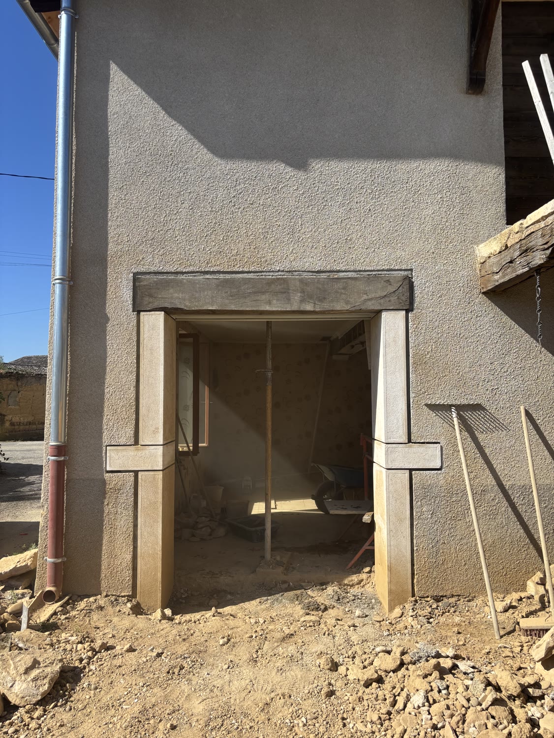 Porte à jambages en pierre de taille