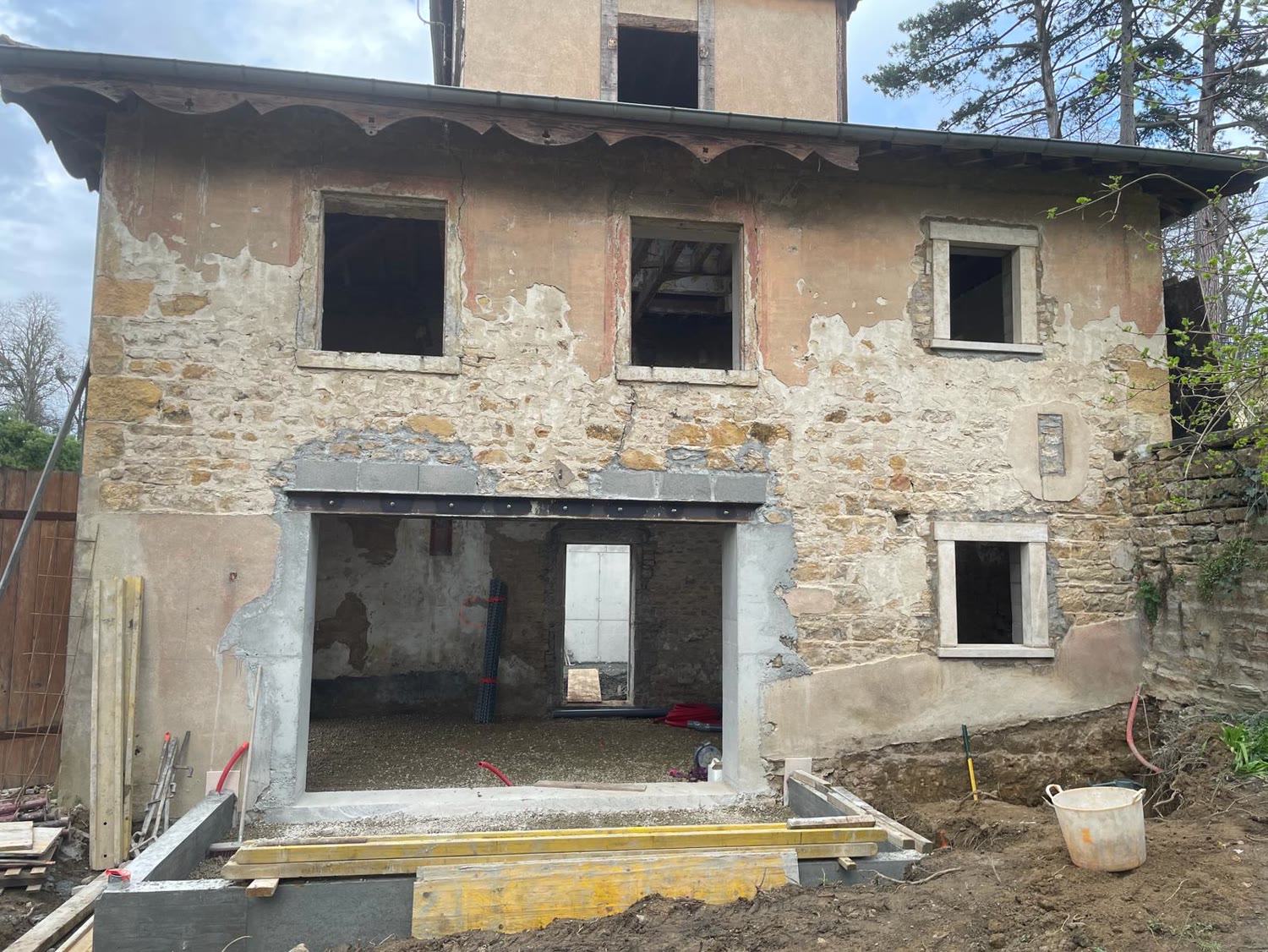 Ouverture en pierre de taille dans le bâti ancien