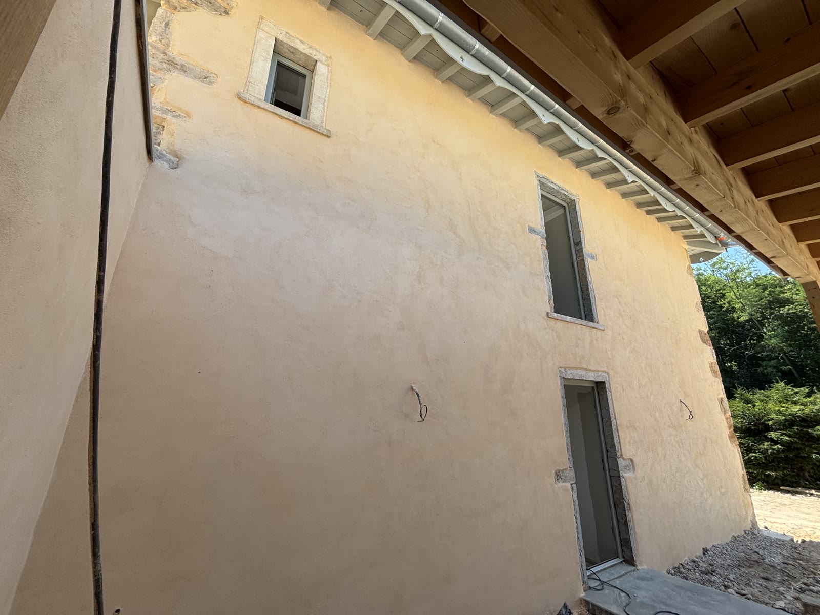 Façade enduite, encadrement en pierre