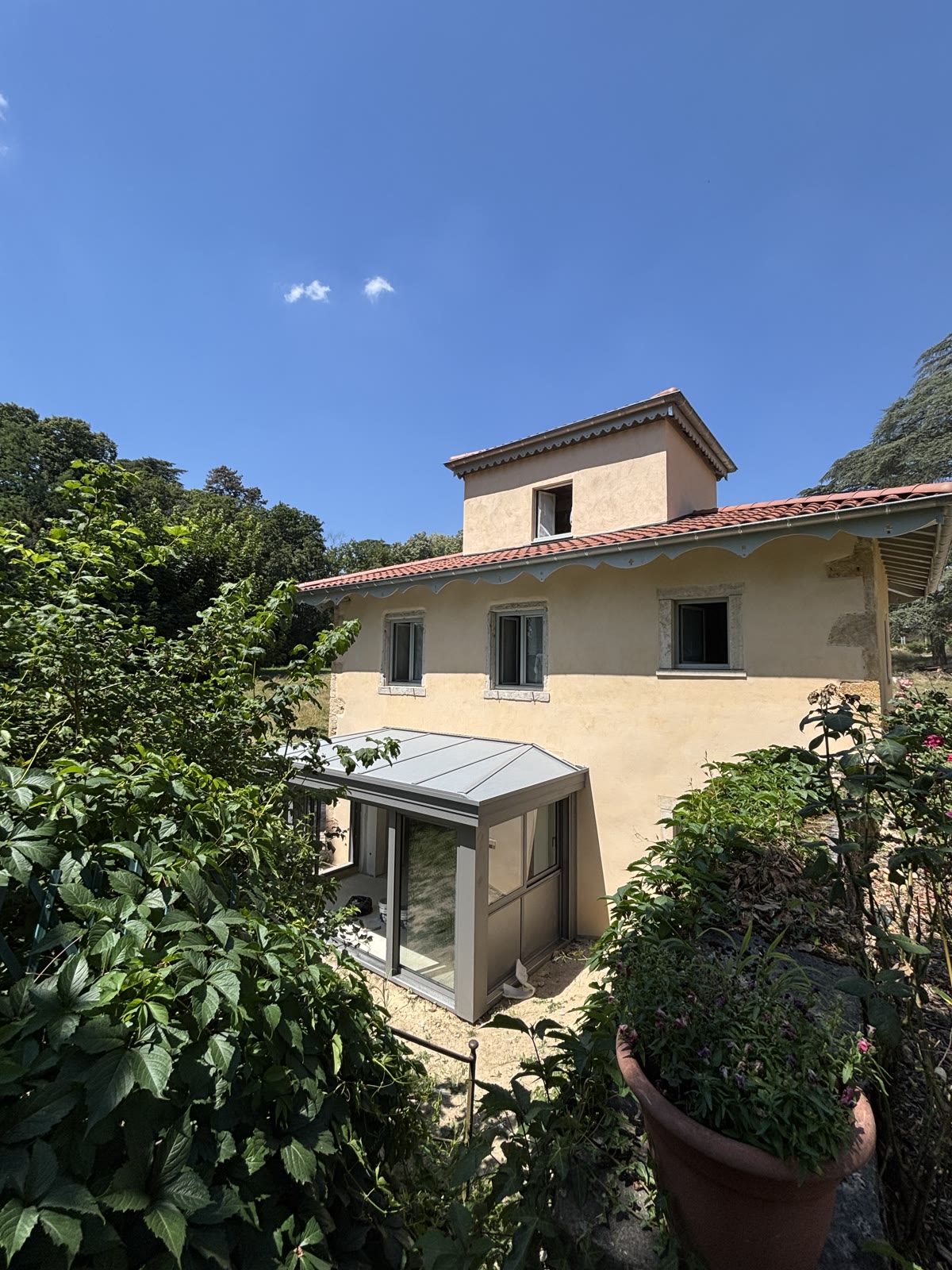 La maison rénovée et sa véranda