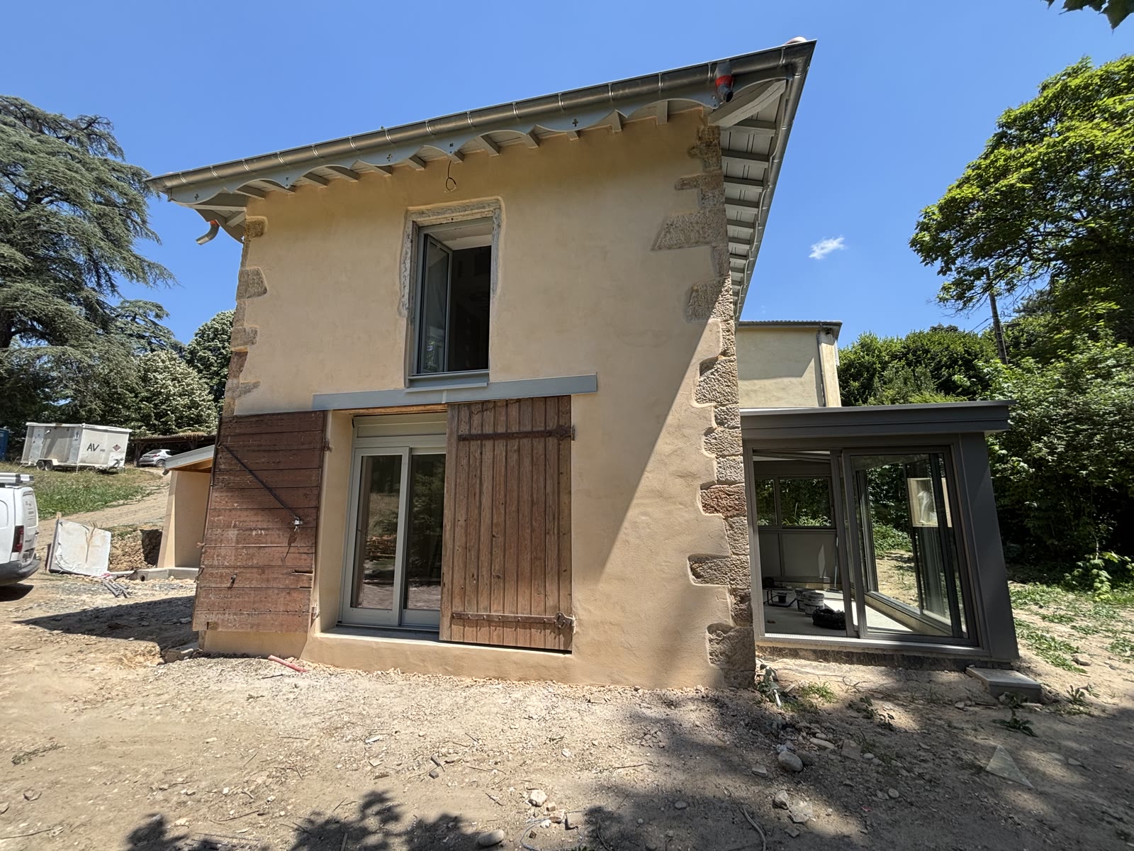 Pignon rénové, volets bois