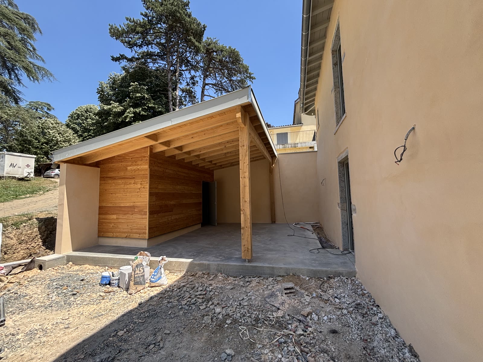 Préau à ossature bois et terrasse
