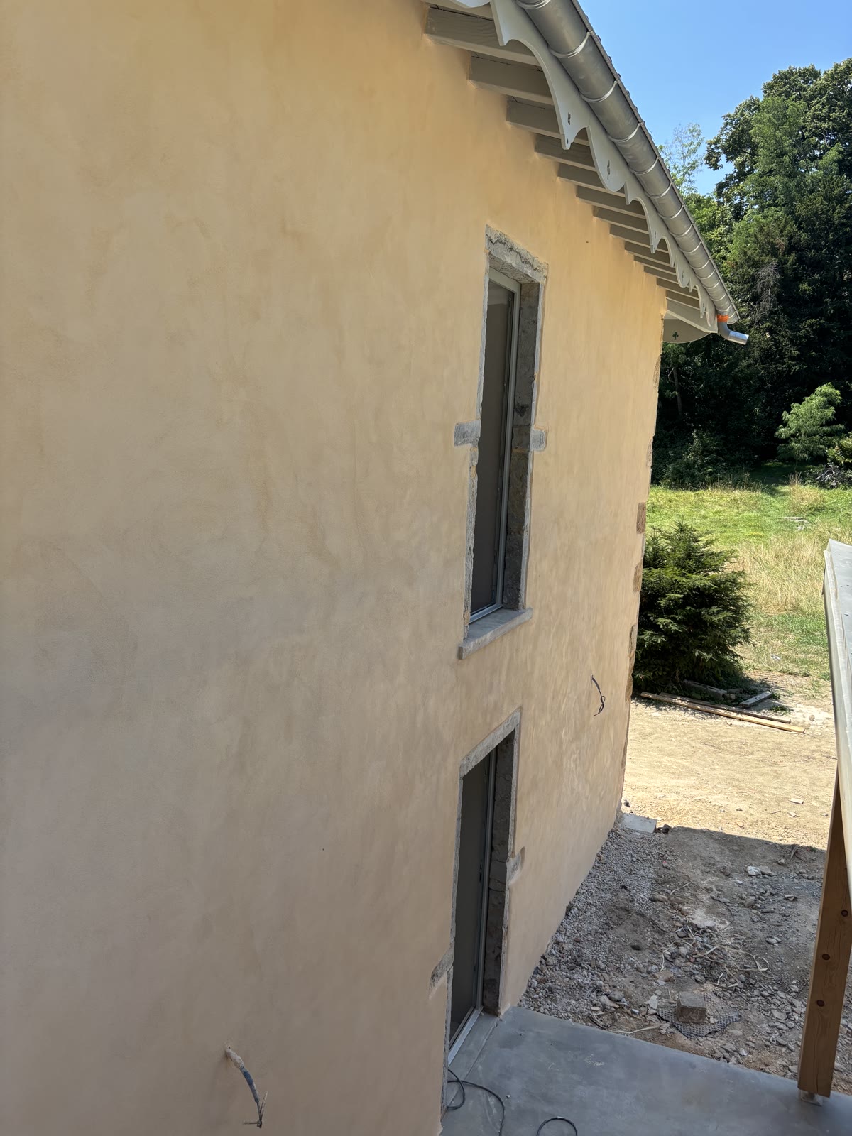 Pignon enduit et encadrements en pierre