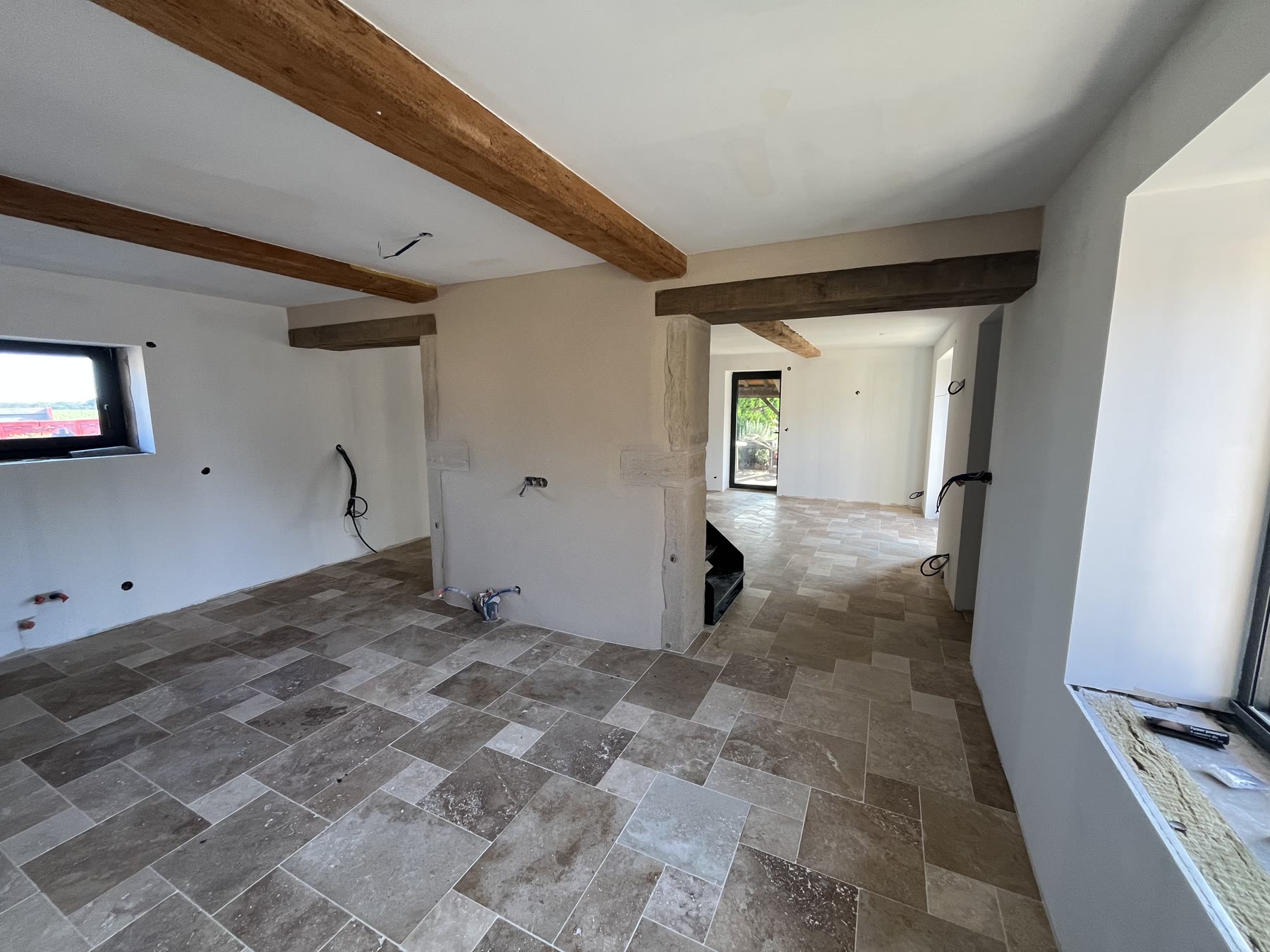 Rénovation intérieure, poutres et pierre